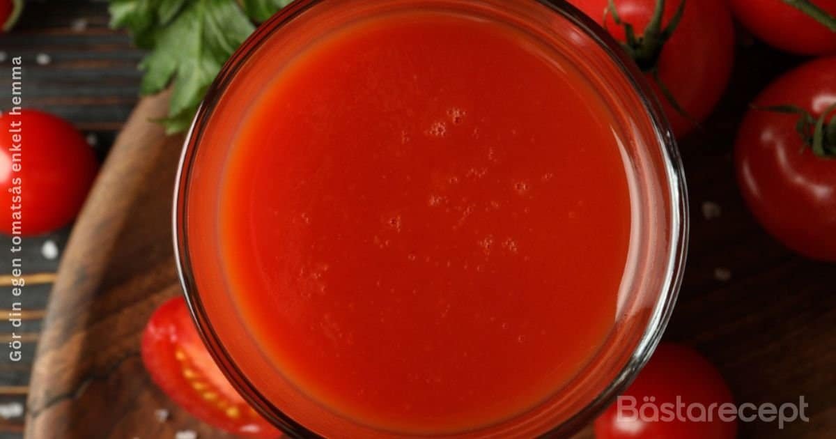 Närbild av ett glas hemgjord tomatsås omgiven av färska tomater och persilja på en träskärbräda.